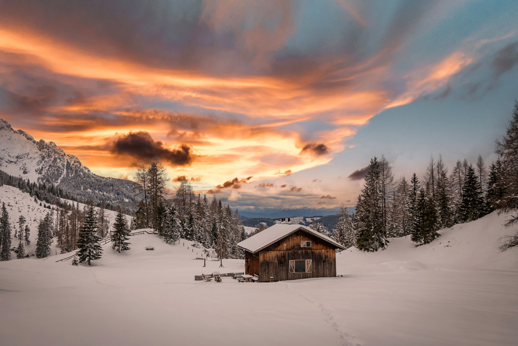 Winter Dolomiten Almhuette